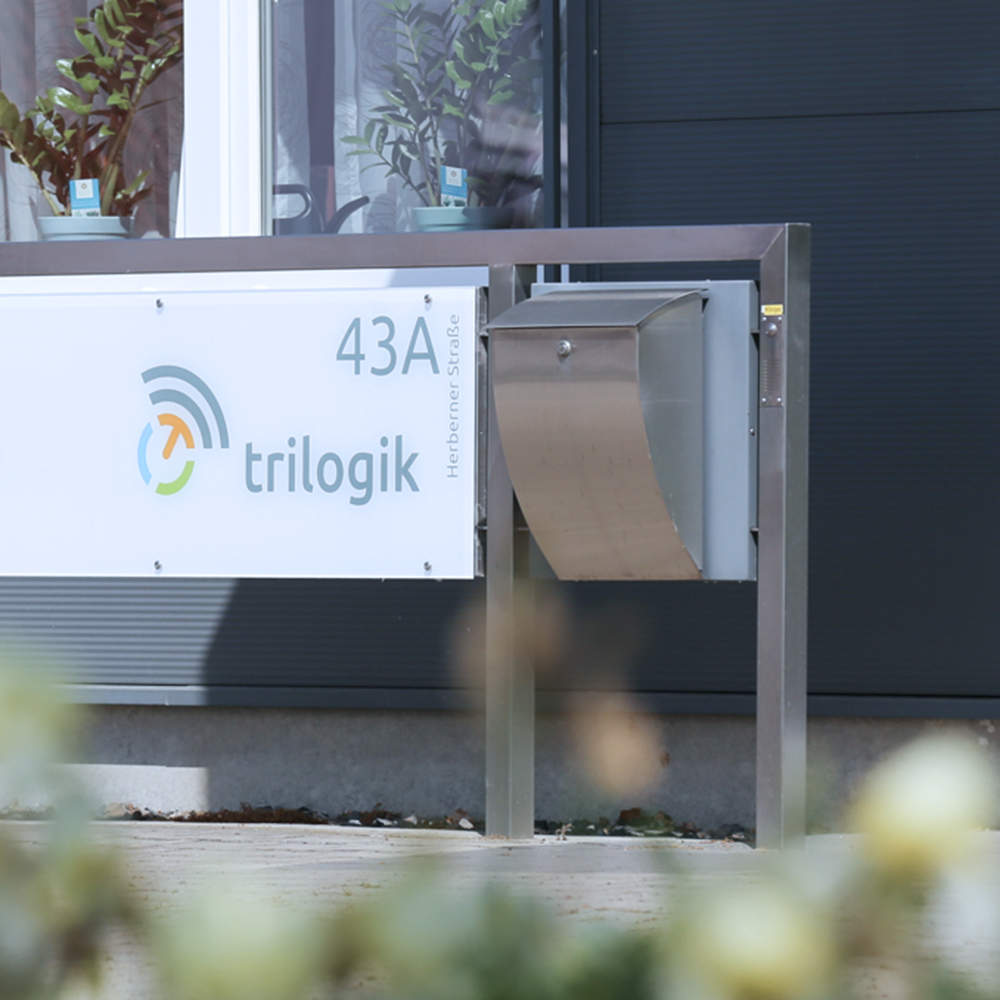 Firmenschild trilogik Firmenschild vor der Eingangstür von trilogik