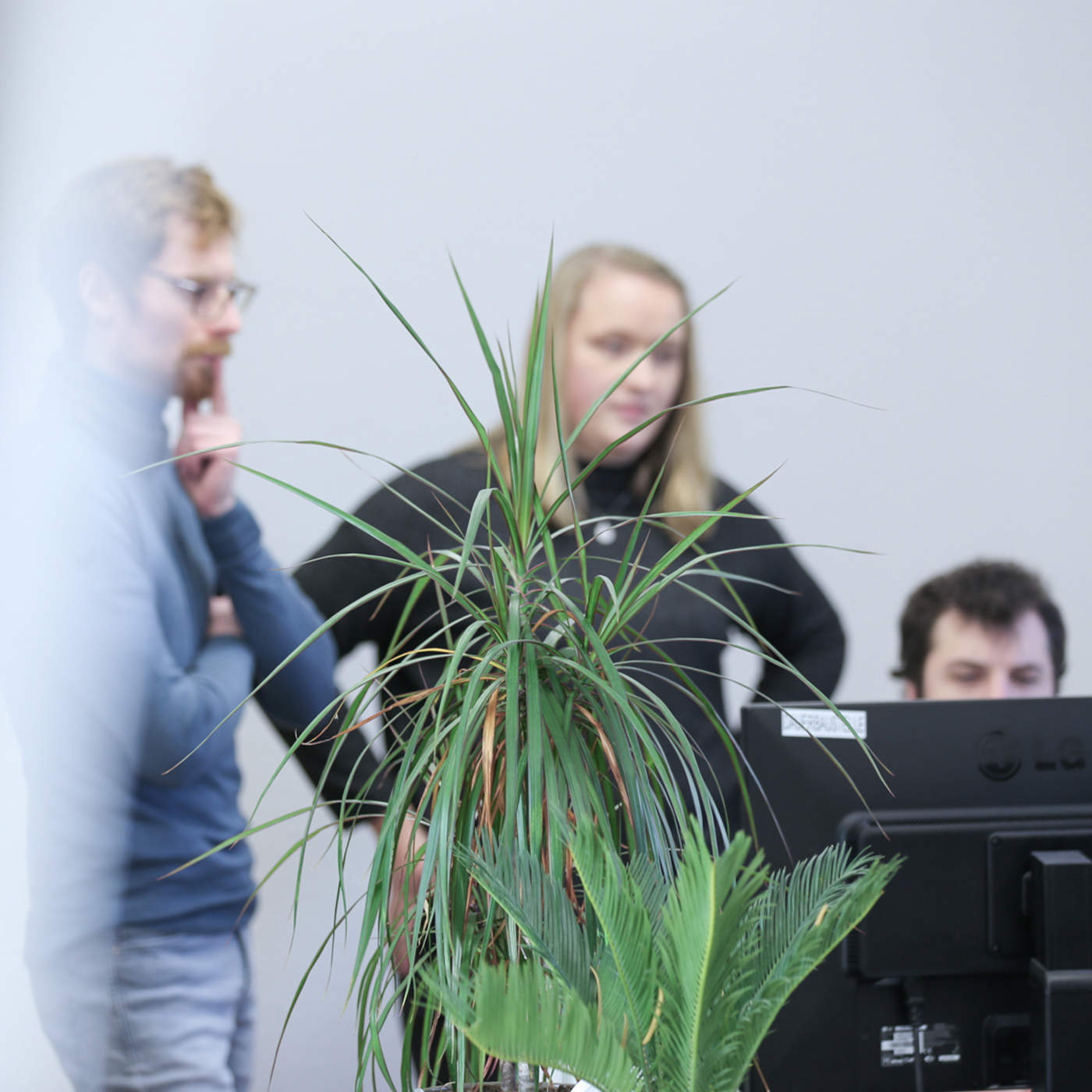Teamwork Drei sich beratende Ingenieure