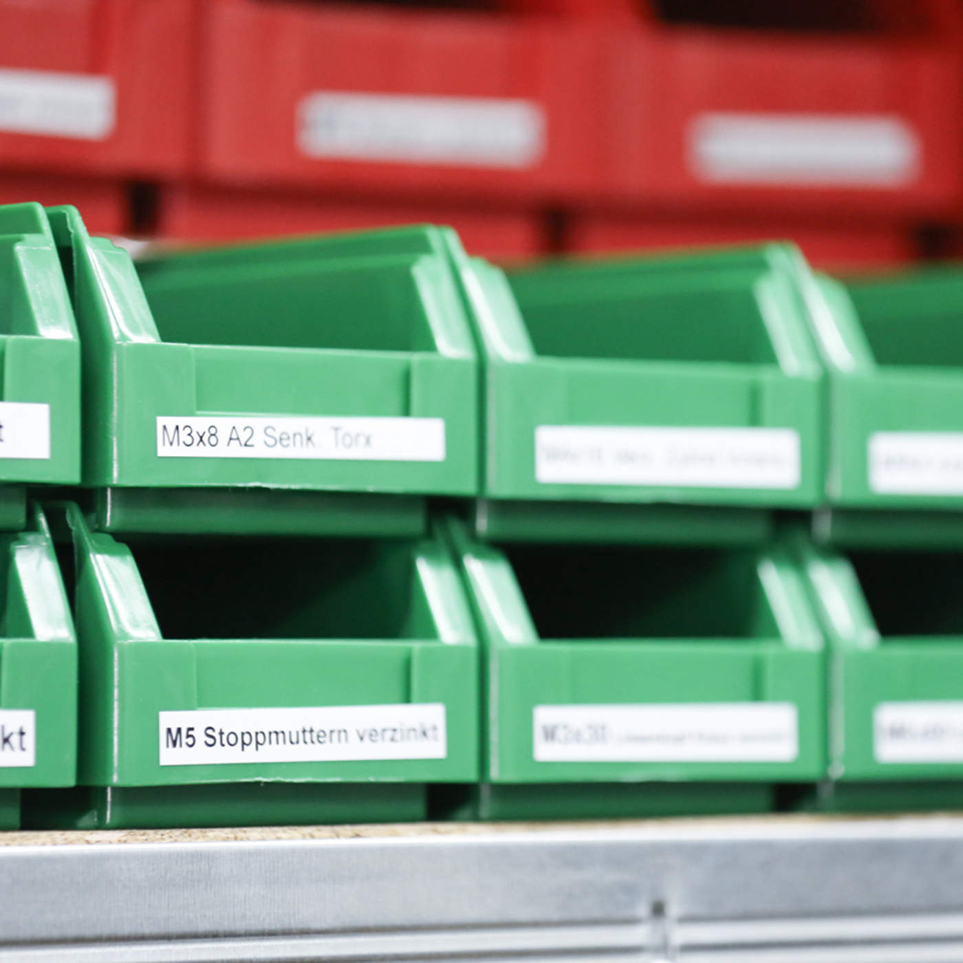 Lagerkisten Warenkisten in einem Lager