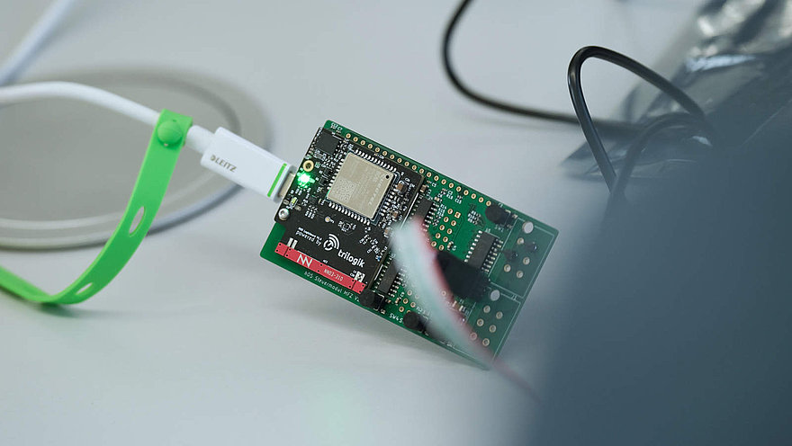 Prototyp Prototyp mit USB-Kabel am Entwicklerplatz